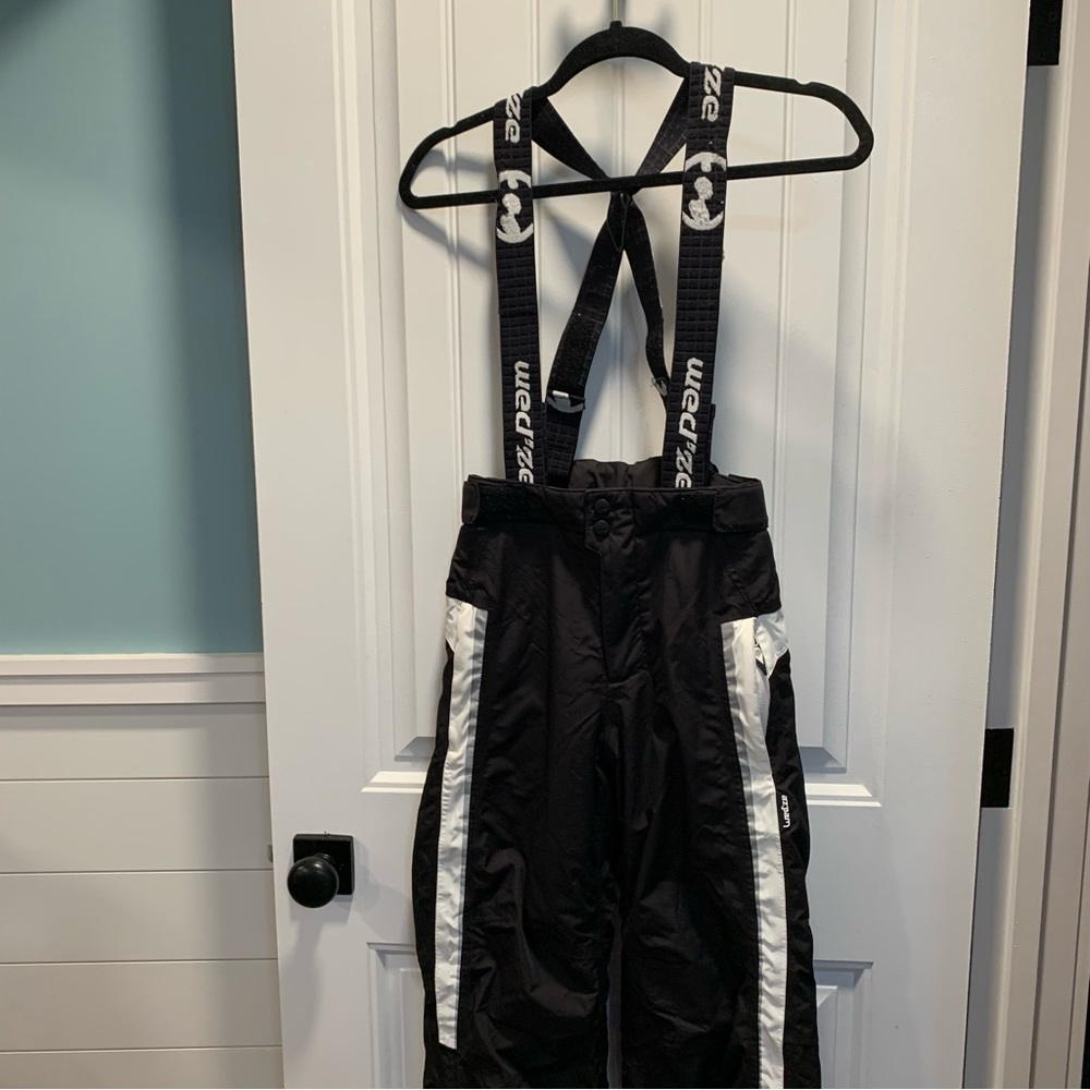 Wedze snow gear. Youth size 12. Black white and red. Velcro’s suspenders/straps.